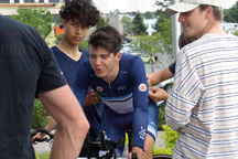 Le cycliste Mathias Guillemette entouré de ses coéquipiers