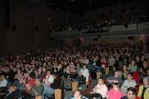 Des spectateurs du Festival au Thtre du cuivre