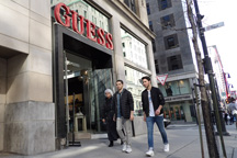 Guess et le fait français GUESS ET LE MÉPRIS DU FRANÇAIS