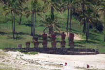 Les statues de l’île de Pâques vues de la mer.