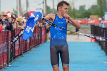 Mathis Beaulieu porte-drapeau du Québec et 1re médaille d'or du triathlon à Niagara en 2022 Mathis Beaulieu porte-drapeau du Québec et 1re médaille d'or du triathlon à Niagara en 2022