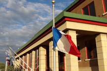 Drapeau français en berne à l'Hôtel de ville de Rouyn-Noranda tricolore en berne