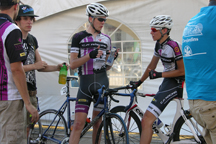 CYCLISTE DU TOUR BUVANT DE L'EAU ESKA